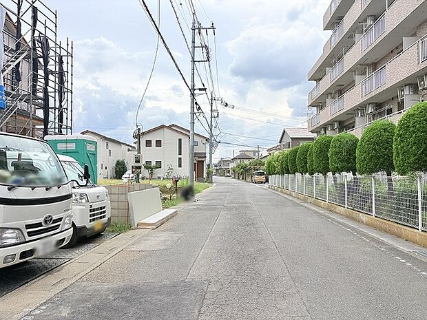 広めで通行量の少ない前面道路で駐車もしやすいです。
