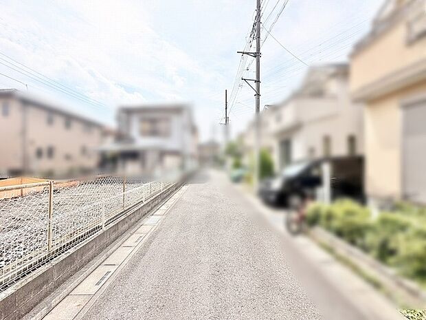 穏やかな住宅街の景色に溶け込む落ち着いた佇まいの周辺環境が広がります