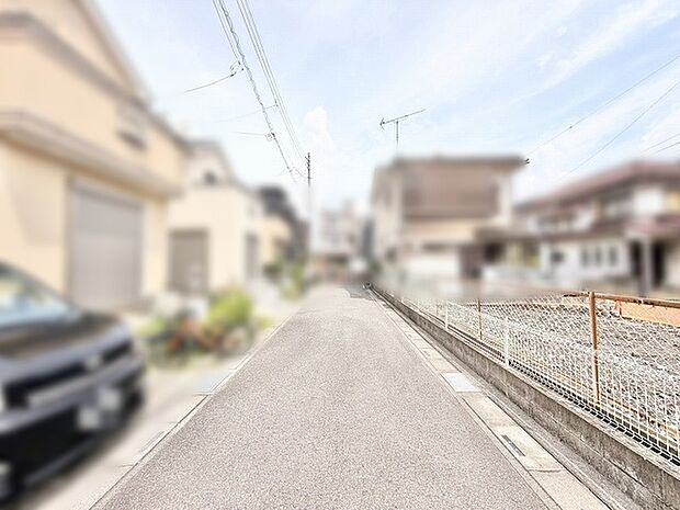 穏やかな空気が流れる閑静な住宅街に佇み、日々の暮らしに心地よいゆとりをもたらす前面道路。