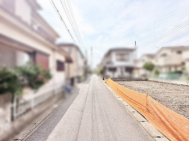 穏やかな時間が流れる落ち着いた住環境と開放感のある広がりを感じられる前面道路