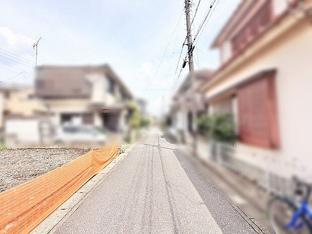 落ち着いた佇まいが広がる、穏やかな時間が流れる住宅街の風景です。