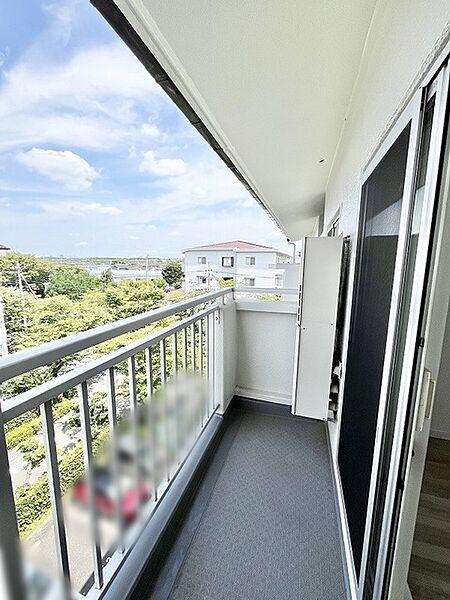 開放的な空と豊かな緑が広がり心地よい風を感じられる開放的な空間