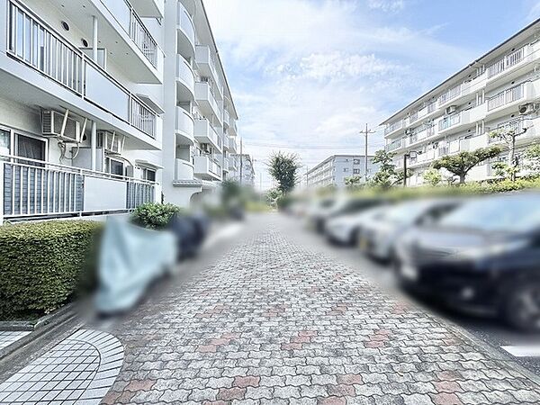 空と緑のコントラストが心地よい整えられたアプローチが日常に開放感をもたらします