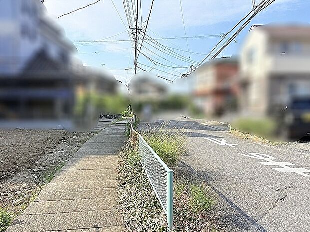 穏やかな時間が流れる落ち着いた住環境に寄り添う、ゆとりある道並みが広がります。
