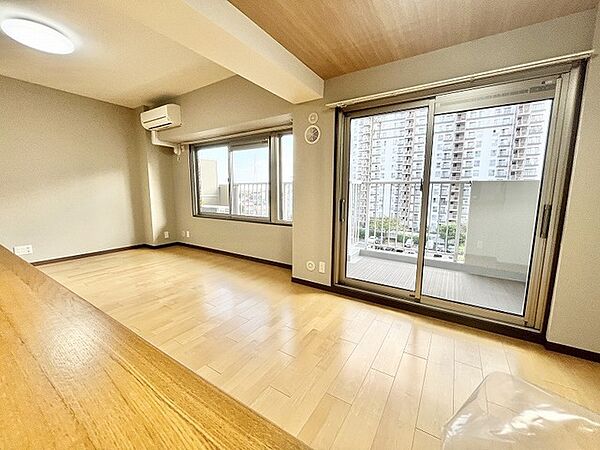 木の温もりが広がる穏やかな空間で心地よい時間を過ごせる佇まい