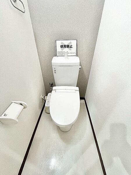 清潔感のある色合いで統一された、落ち着きと静けさを感じる心地よい空間です