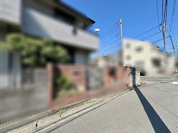 青空が広がる穏やかな街並みに馴染む落ち着いた佇まいが心地よい住環境