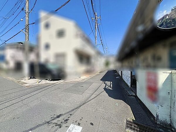 青空が広がる穏やかな空気が流れる街並みの中で、静かに過ごす日常を想像させる風景