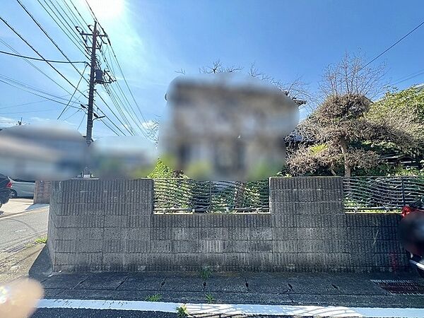 青空が広がり爽やかな風を感じられる開放的な外構と心地よい住まい環境