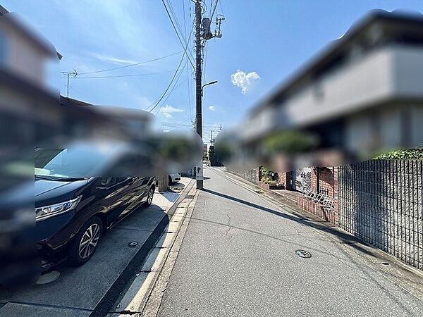 青空が広がる穏やかな街並みに馴染む落ち着いた住環境が心地よいロケーション