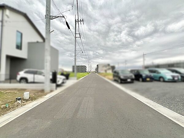 整然とした街並みに伸びる開放的なアプローチが心地よい穏やかな住環境