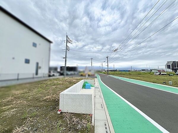 視界が広がる開放的なロケーションが心地よい、穏やかな空気に包まれた周辺環境です。
