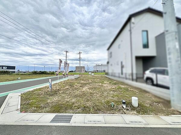 空気が澄んだ穏やかな環境に佇み、ゆったりとした広がりを感じさせる敷地です。