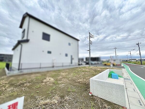 空が大きく広がる開放的なロケーションに佇む、すっきりと端正な外観デザインです。