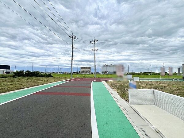 遮るもののない広大な空が広がり、開放感あふれる穏やかな景観が心を和ませます。