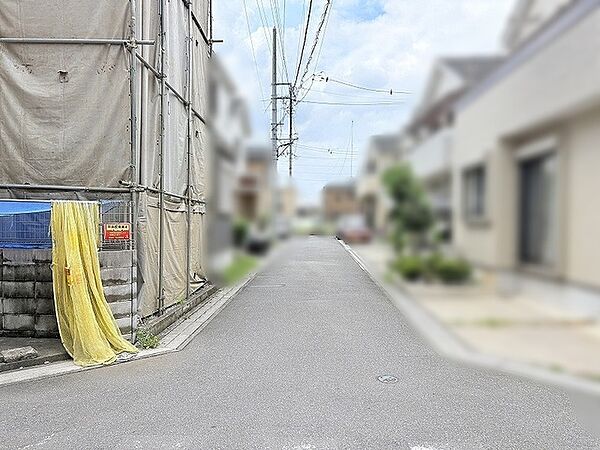 静かな住宅街に佇む落ち着いた雰囲気が漂う整えられた周辺環境