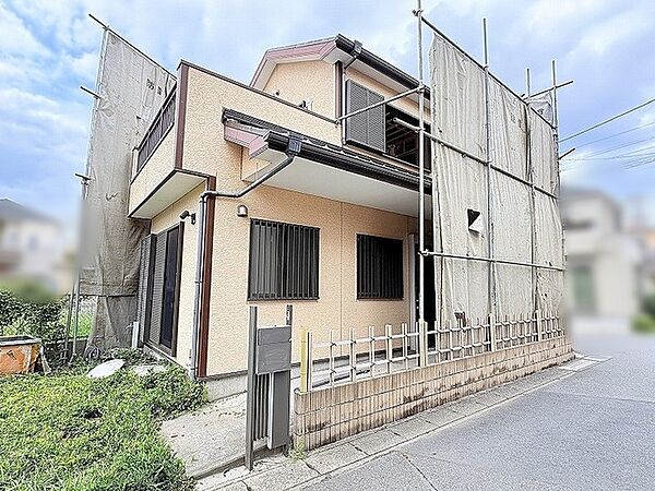 落ち着いた色合いの外観が周囲の街並みに溶け込む穏やかな佇まいです
