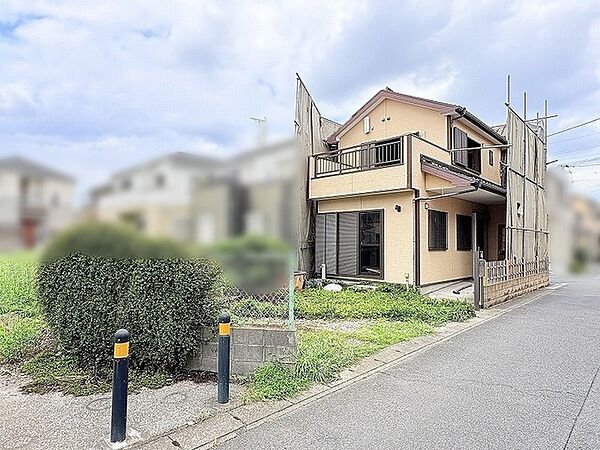 周辺の緑豊かな環境に溶け込む、穏やかな時間が流れる住まい