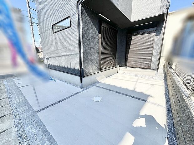 洗練されたモノトーンの外観が際立つ、落ち着いた佇まいと機能性を兼ね備えた住環境です。