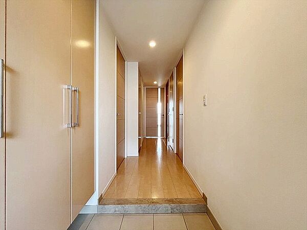 温かみのある木目調の建具が優しく続く、すっきりと洗練された廊下空間。