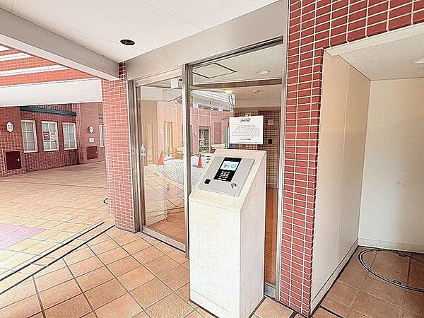 落ち着いた色合いのタイルが織りなす温もりと、住まう人を穏やかに迎える安心感に満ちたエントランス。