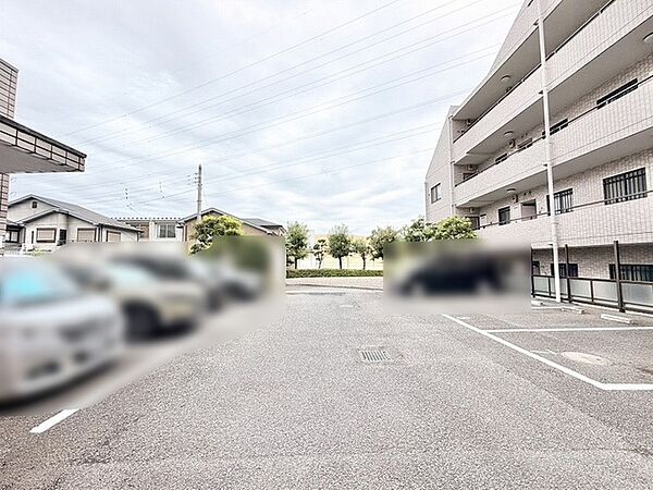 ゆとりある敷地が確保された開放的な空間に穏やかな空気が流れる佇まい