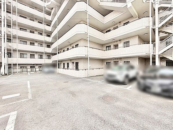 整然と区画されたゆとりのある敷地に住まう心地よさを実感する空間