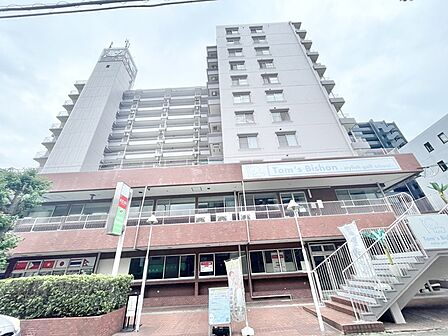 街並みに溶け込む落ち着いた佇まいが、穏やかな日常の始まりを予感させます