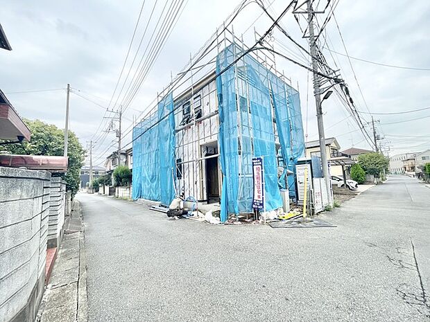 住まいの完成へと向かう静かな時間の中で、新しい暮らしの形を穏やかに想像させる風景。