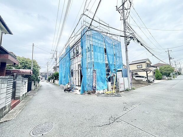 静かな住宅街に佇む、これからの新しい暮らしの形を描き出す落ち着いた雰囲気に包まれています。