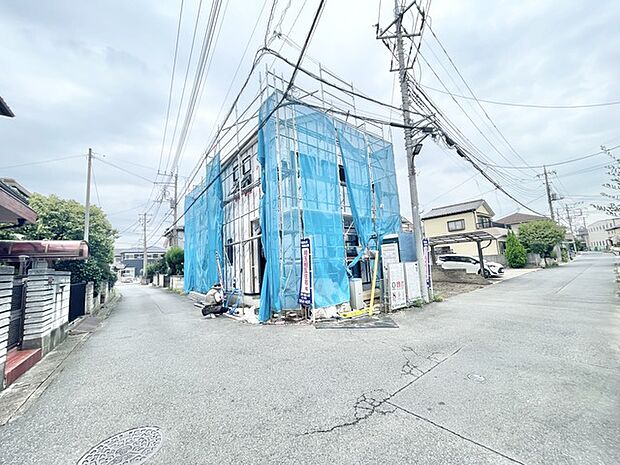新しい暮らしの完成へ向けて着々と形づくられていく静かな街並みに佇む現地風景
