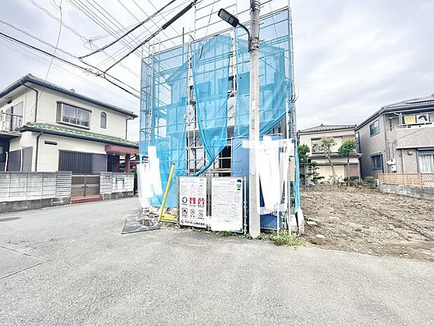 新しい物語が始まる場所として、これからの完成が楽しみな穏やかな街並みに佇む現地です。