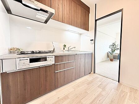 木目の質感が優しく調和し落ち着いた時間を紡ぎ出す洗練された空間