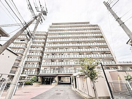 街並みに馴染む落ち着いた佇まいが、穏やかな日常を予感させる住まいです。