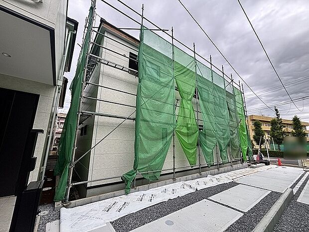 完成へと向かう静かな佇まいが、新しい暮らしへの期待感をそっと高めてくれる風景です。
