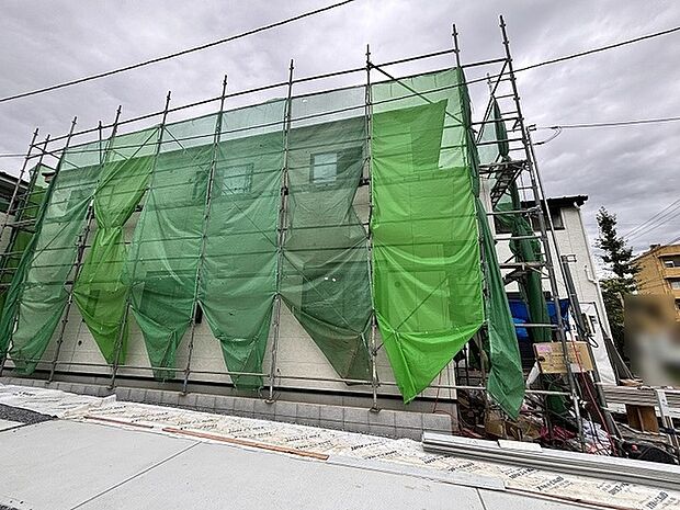 完成へと向かう期待感が漂う静かな建設中の風景