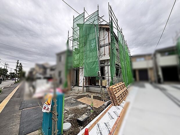 完成への期待が高まる工事中の佇まいが新しい暮らしの始まりを静かに予感させます