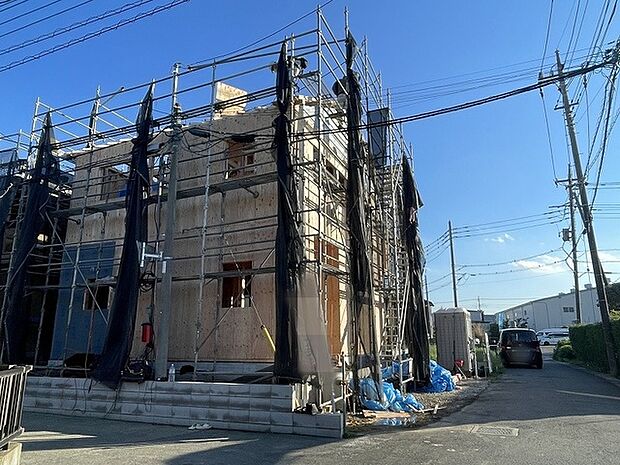 新しい暮らしの形を丁寧にかたちづくる、これから完成を迎える穏やかな佇まい。