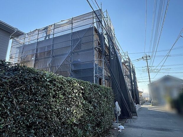 新しい暮らしの完成へ向けて丁寧な施工が進む、穏やかな街並みに佇む現地。