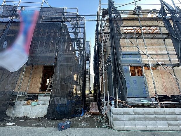 住まいのかたちが着実に組み上がり、新しい日常へと期待が高まる施工中の風景。