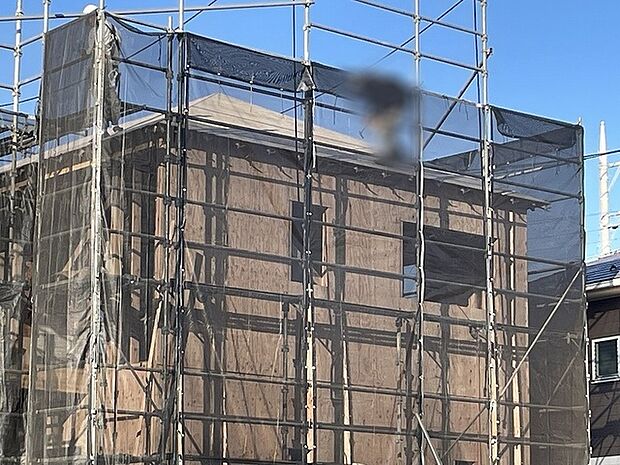 青空の下で新しい暮らしのカタチが着実に組み上がり、完成への期待感が高まる時間です。