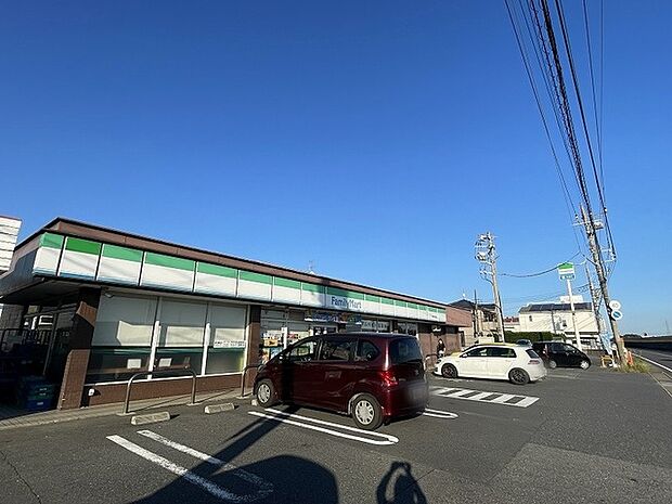 ファミリーマート 澄みわたる青空の下に佇む、日常の利便性を身近に感じる穏やかな周辺環境(480m)