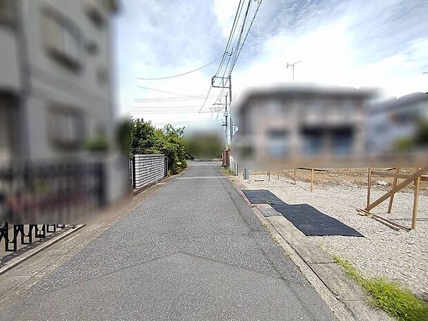 穏やかな空気が流れる落ち着いた住環境に寄り添う心地よいアプローチ道
