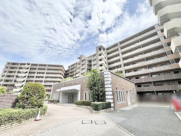 青空の下に佇む洗練された佇まいが、穏やかで心地よい日常の始まりを予感させる景観です。