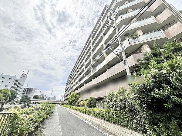 豊かな緑と開放感に包まれた、穏やかな日常を描き出す佇まい。