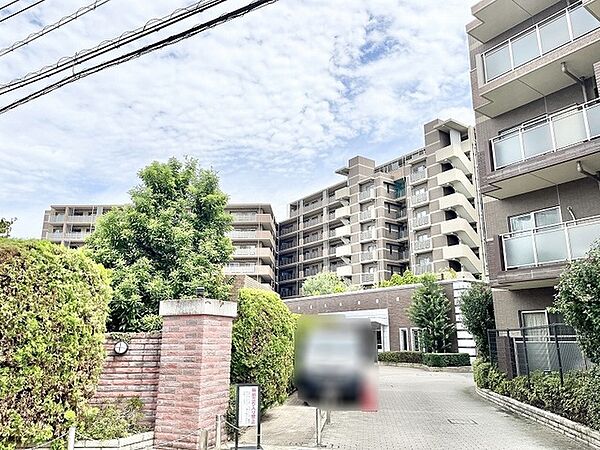 緑豊かな植栽と整えられた外構が、訪れる人を穏やかに迎え入れる落ち着いた佇まい。