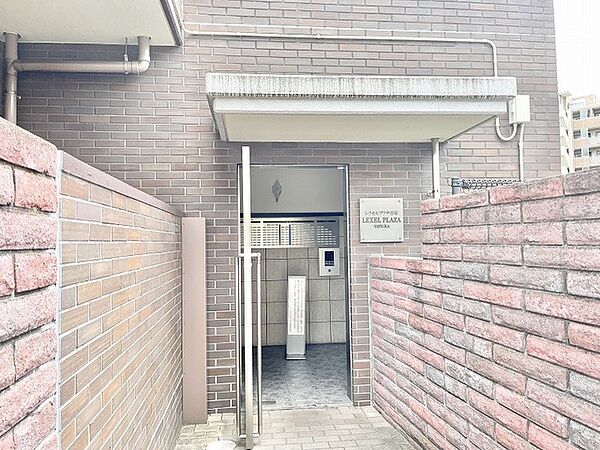 重厚感のあるタイル貼りの壁面が、訪れる人を穏やかに迎えてくれるエントランス。