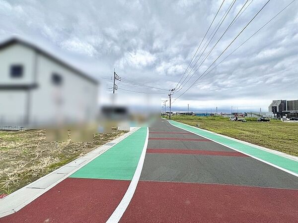 どこまでも続くような開放的な空の下で心地よい風を感じる整えられた街並み