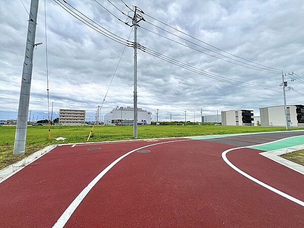 視界を遮るもののない開放的なロケーションが広がり心地よい風を感じる穏やかな環境