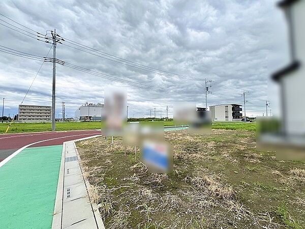 遮るもののない広大な空が広がり、心地よい開放感に包まれる穏やかな住環境。
